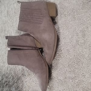 Sonoma Tan boots size 8